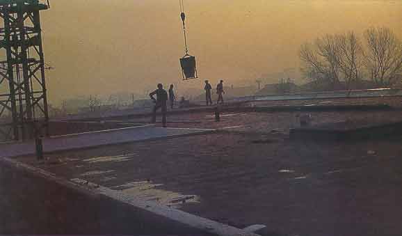 Applicazione cls "ISO" con macchinario da cantiere - Istituto Tecnico - Romano di Lombardia (BG)- Anno 1979